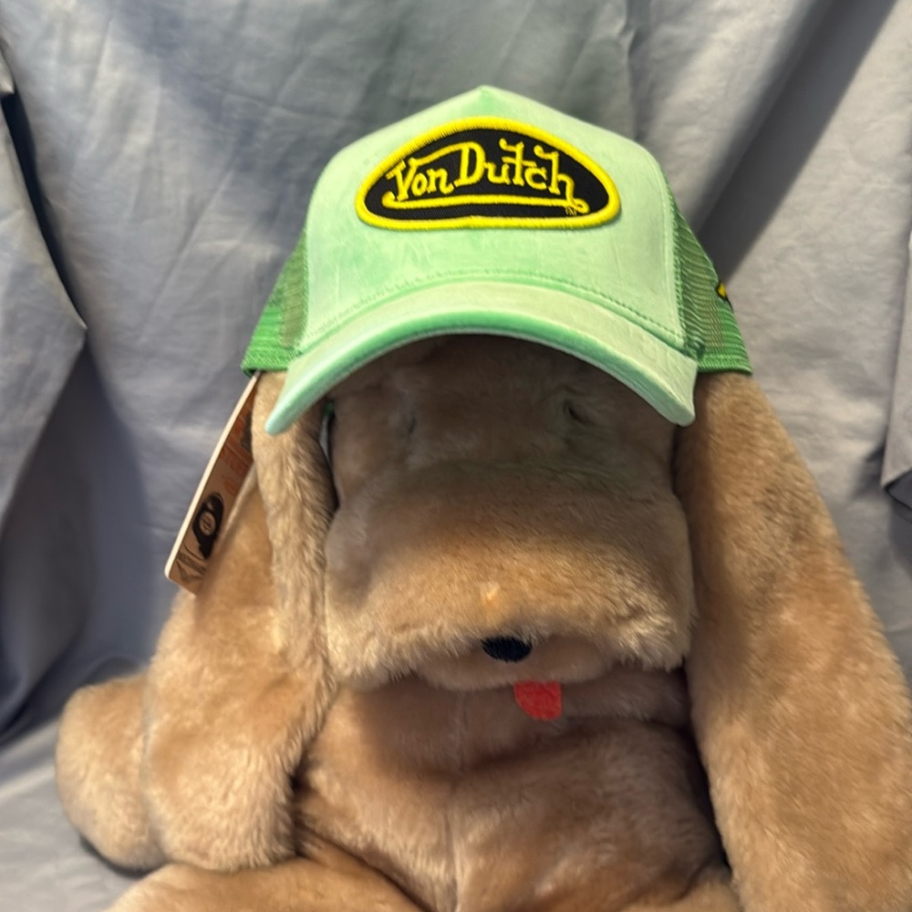 NWT Von Dutch Trucker hat.